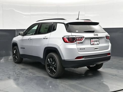 Used 2026 Jeep Compass Latitude AWD/4WD image 12