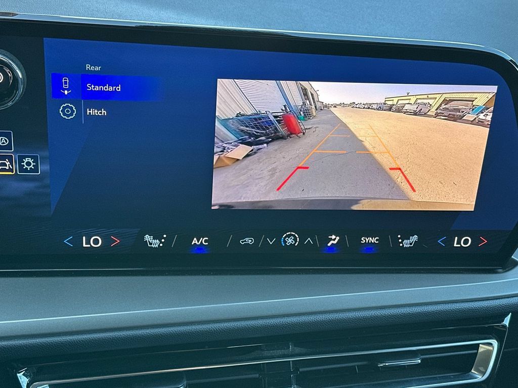 Used 2025 Chevrolet Traverse LT FWD image 23