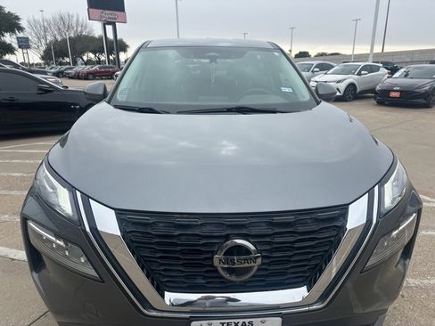 Used 2021 Nissan Rogue SV image 2