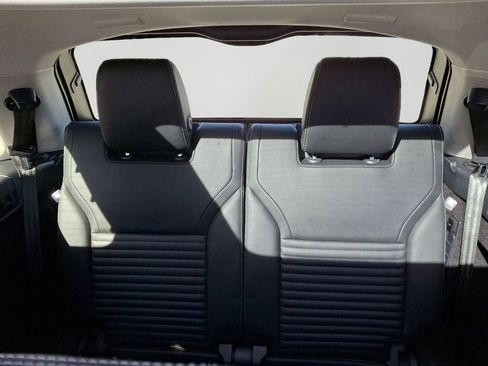 Used 2024 Land Rover Discovery S image 11