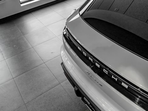 Certified 2025 Porsche Macan 4 Electric image 31