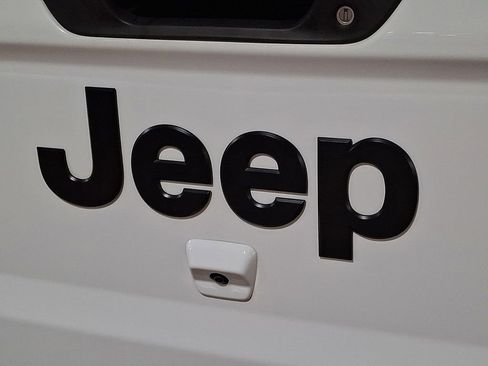 Used 2022 Jeep Gladiator Willys image 26