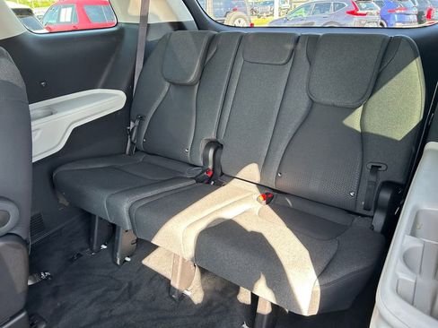 Used 2023 Kia Carnival LX FWD image 23