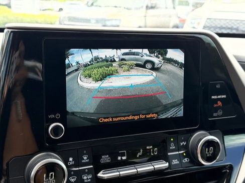 Used 2024 Toyota Highlander LE FWD image 25