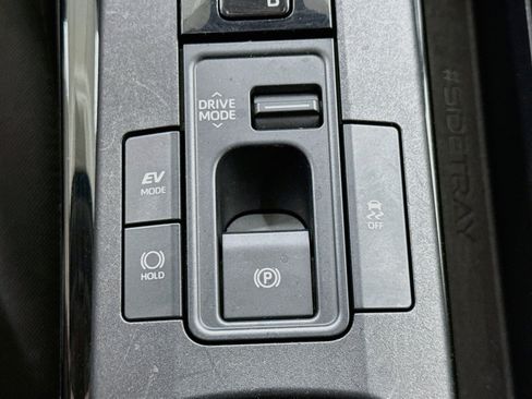 Used 2025 Toyota Prius LE FWD image 25