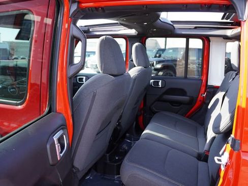 Certified 2025 Jeep Wrangler Unlimited Sahara w/ Safety Group AWD/4WD image 18