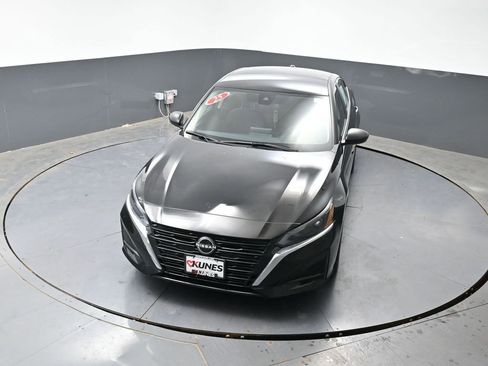 Used 2025 Nissan Altima 2.5 SV FWD image 41