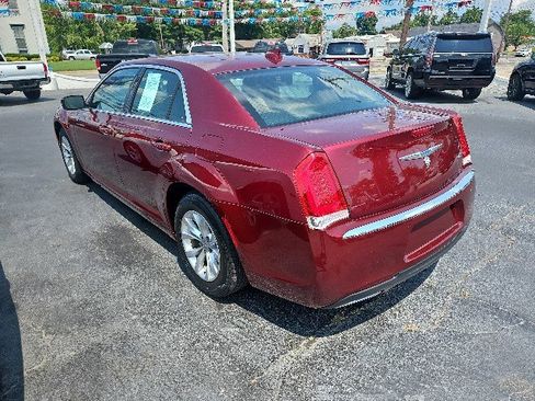 Used 2018 Chrysler 300 Touring image 4