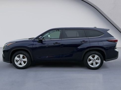 Used 2025 Toyota Highlander LE image 2