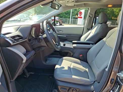 Used 2023 Toyota Sienna XLE AWD/4WD image 14