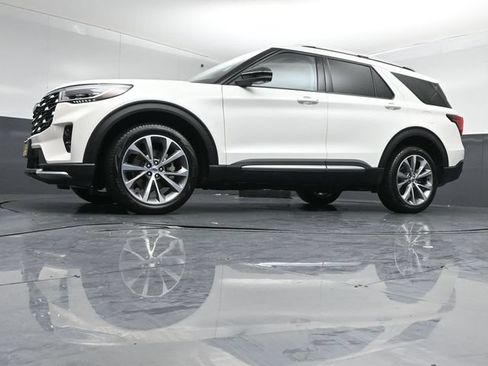 Certified 2025 Ford Explorer Platinum w/ Ultimate Package AWD/4WD image 42