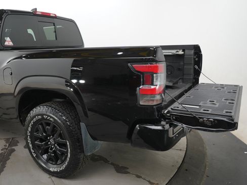 Used 2023 Nissan Frontier SV AWD/4WD image 9