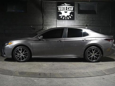 Used 2022 Toyota Camry SE image 2