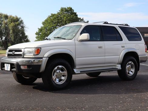 Used 2000 Toyota 4Runner SR5 image 11
