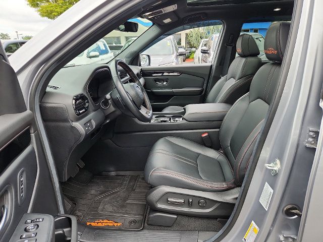 Used 2025 Honda Pilot TrailSport image 14