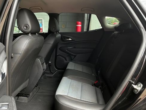Used 2025 Chevrolet Trax LT FWD image 11