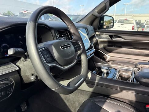 Used 2024 Jeep Wagoneer Series II w/ Flexible Seating Group AWD/4WD image 13