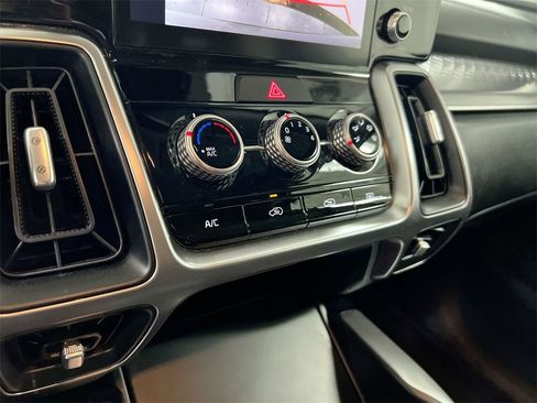 Used 2023 Kia Sorento LX image 15