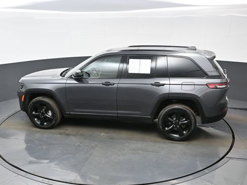 Used 2025 Jeep Grand Cherokee Limited w/ Black Appearance Package image 35