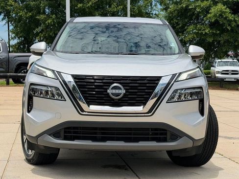 Used 2023 Nissan Rogue SV FWD image 2