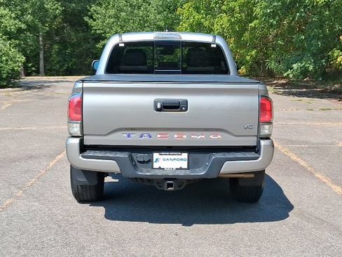 Used 2020 Toyota Tacoma TRD Sport AWD/4WD image 4