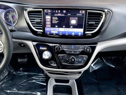 Used 2022 Chrysler Pacifica Touring-L image 9