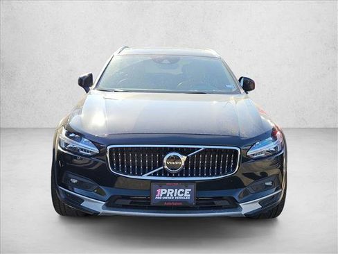 Used 2021 Volvo V90 T6 Cross Country image 2