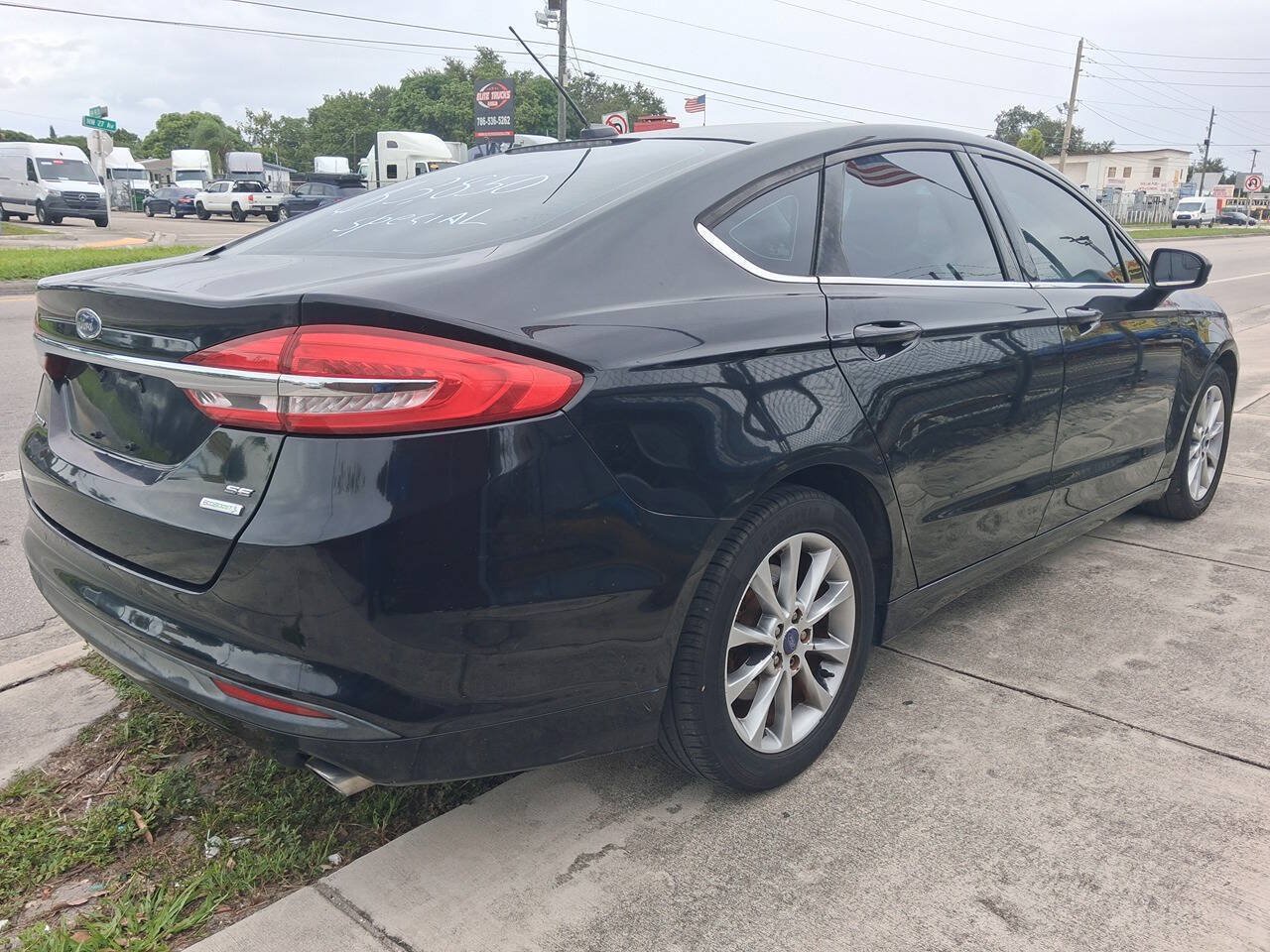 Used 2017 Ford Fusion SE w/ Fusion SE Technology Package FWD image 4