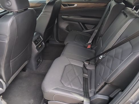 Used 2025 Volkswagen Atlas SE image 12