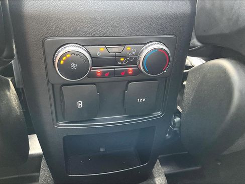 Used 2020 Ford Explorer XLT w/ Equipment Group 202A AWD/4WD image 40