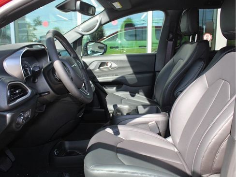 New 2026 Chrysler Pacifica Select image 11