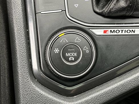 Used 2018 Volkswagen Tiguan SE w/ Panoramic Sunroof Package AWD/4WD image 16