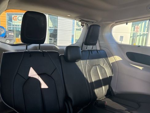 Used 2022 Chrysler Pacifica Limited w/ Uconnect Theater Family Group image 17