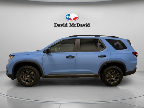 Used 2025 Honda Pilot TrailSport image 2