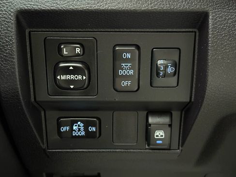 Used 2014 Toyota Tundra SR5 w/ SR5 Upgrade Package image 32