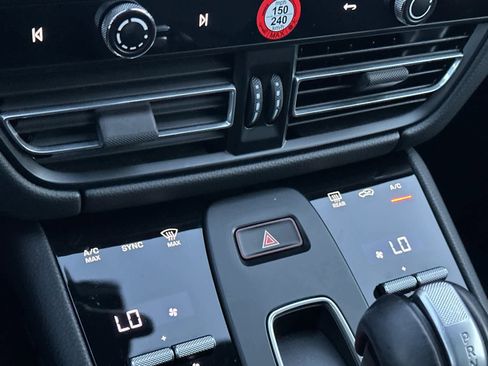 Certified 2025 Porsche Macan image 23