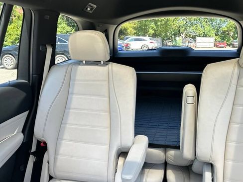 Used 2025 Mercedes-Benz GLS 580 4MATIC image 29