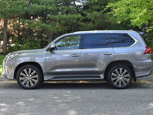 Used 2018 Lexus LX 570 4WD w/ Luxury Package image 4