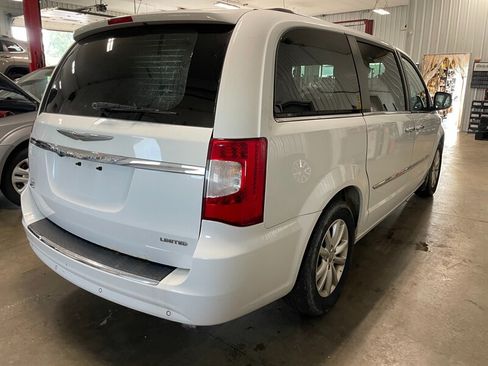 Used 2016 Chrysler Town & Country Limited Platinum FWD image 6