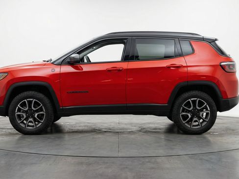 Used 2025 Jeep Compass Trailhawk AWD/4WD image 5