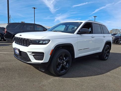 Used 2023 Jeep Grand Cherokee Altitude AWD/4WD image 6
