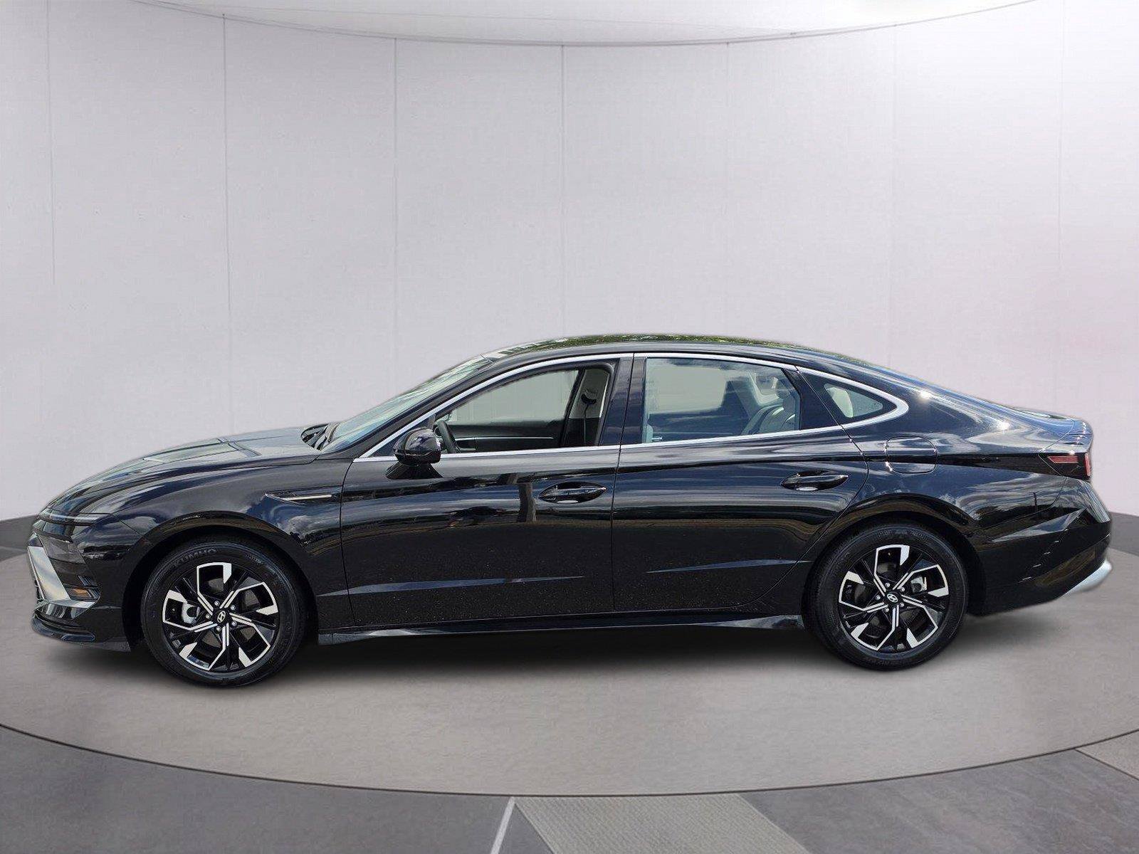 Used 2025 Hyundai Sonata SEL FWD image 2