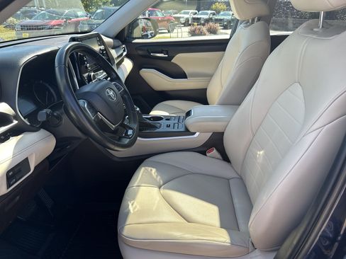 Used 2021 Toyota Highlander XLE AWD/4WD image 14
