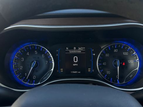 Used 2017 Chrysler Pacifica Touring Plus w/ Tire & Wheel Group FWD image 14
