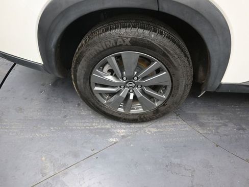 Used 2023 Nissan Pathfinder SV image 9