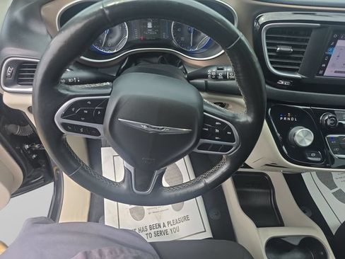 Used 2022 Chrysler Voyager LX FWD image 18