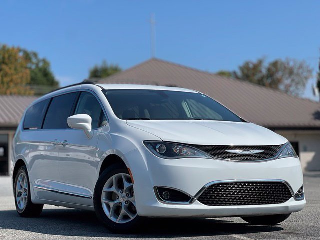 Used 2017 Chrysler Pacifica Touring-L w/ Tire & Wheel Group FWD image 3