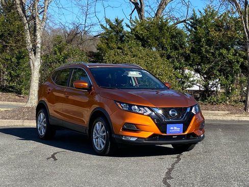 Used 2021 Nissan Rogue Sport SV image 2
