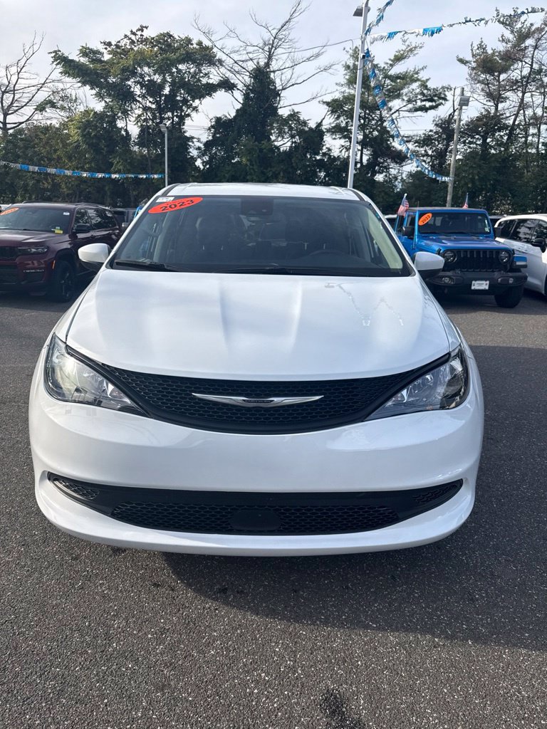 Used 2023 Chrysler Voyager LX FWD image 2