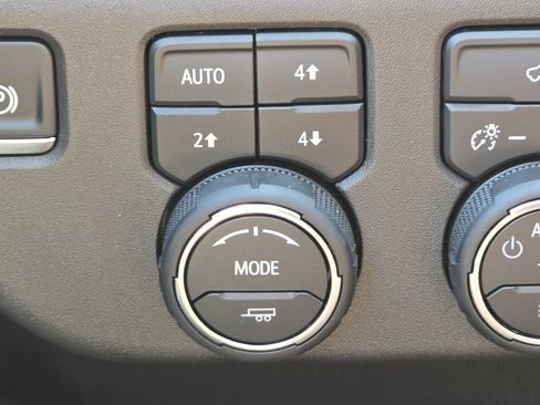 Used 2025 Chevrolet Silverado 1500 LT Trail Boss w/ Convenience Package II AWD/4WD image 12